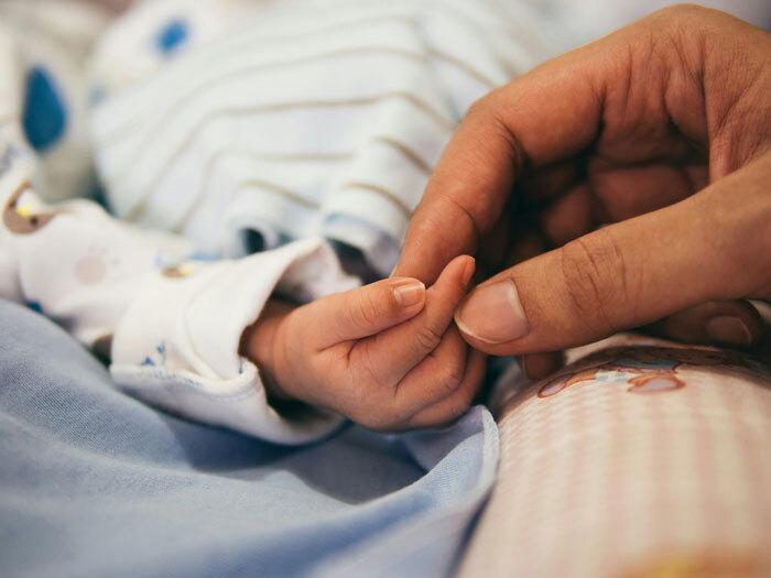 Man Spots Car Seats in Ditch and Saves Two Freezing Babies While Picking Up Mail