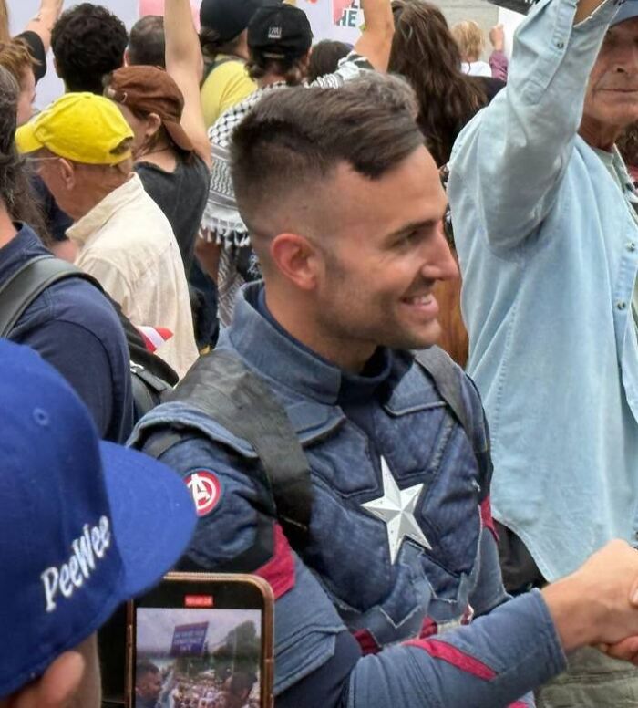 National Guard troops in Chicago at a public event, visibly smiling and engaging with the crowd during deployment orders. National Guard troops in Chicago at a public event, visibly smiling and engaging with the crowd during deployment orders.