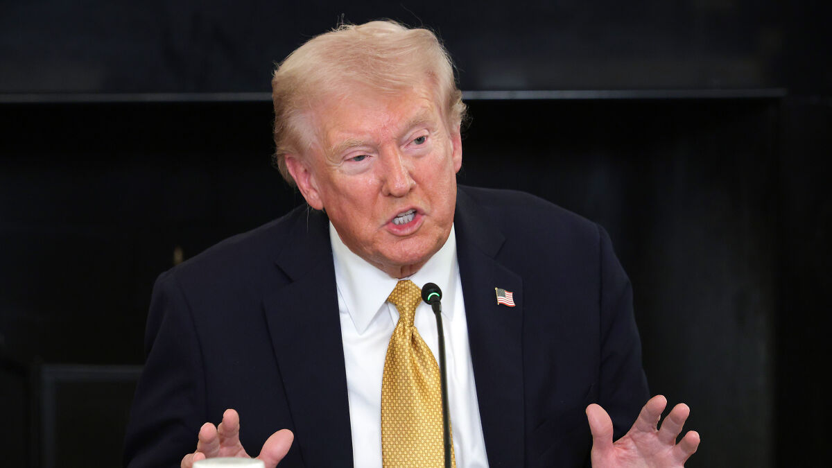 Donald Trump speaking at a podium, urging Republicans to scrap Senate filibuster to end government shutdown.