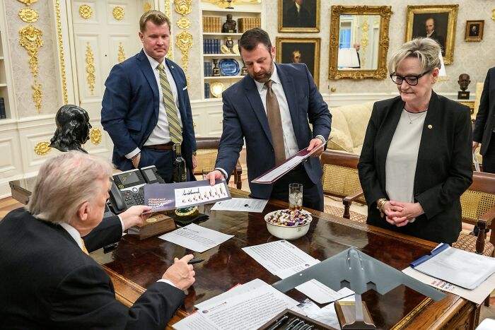 Donald Trump in the Oval Office with aides, social media notices something unusual in these pictures.