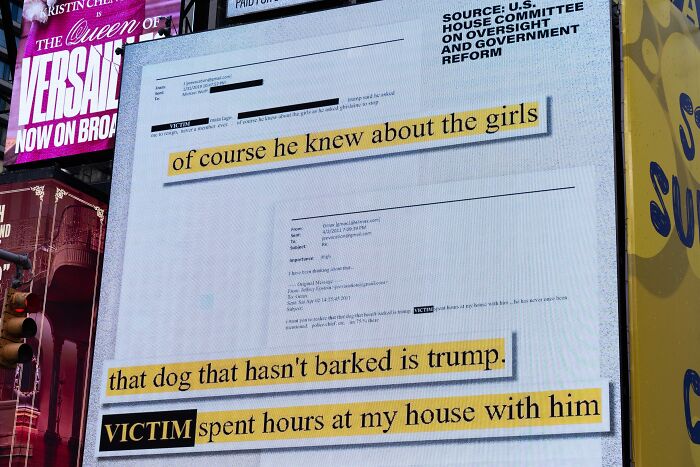 Image showing highlighted text on a digital screen referencing Melania Trump’s subtle gesture to Saudi Crown Prince at White House dinner.