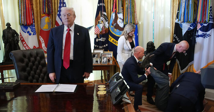 Donald Trump’s Face Is Priceless After Man Faints Right Behind Him