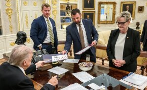 Social Media Notices Something Quite Bizarre About These Pictures Of Trump In The Oval Office